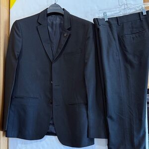VanHeusen  slim fit suit. Size 36 in excellent condition.
